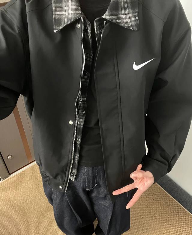 耐克Nike美式复古格纹翻领拼接外套男秋季假两件情侣款男女同款夹克上衣外套 采用梭织加厚面料 具有一定防水功能领口拼接设计 内里防风门襟 假两件 制作工艺复杂！