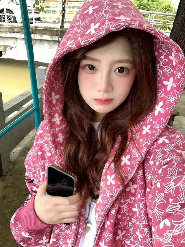 秋冬加绒外套Chrome Hearts 克罗心 新款 满印粉色十字马蹄开衫外套男女同款 采用华棉面料材质 柔软舒适 立体版型 洗完不变形不变色 不起球 抗菌防污