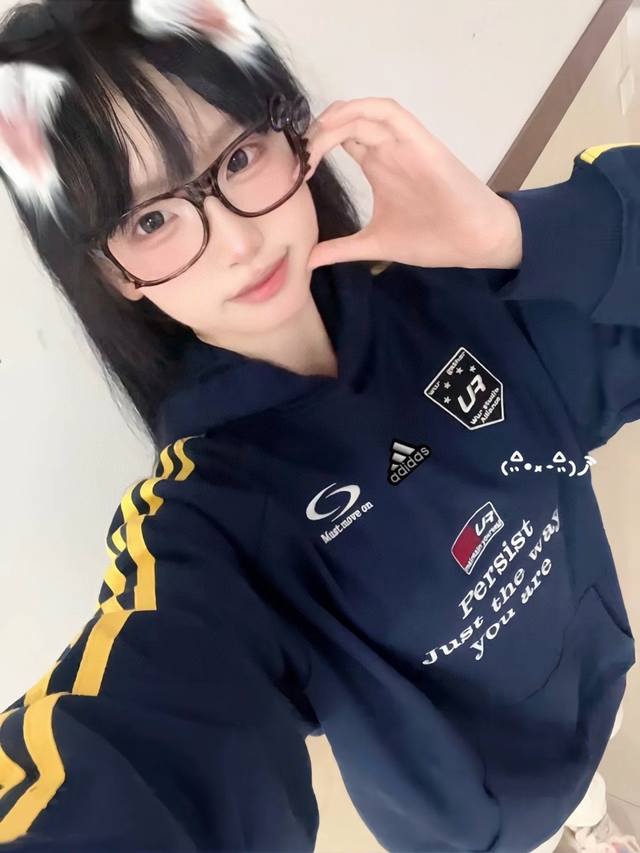 原版质量 刺绣工艺 新款阿迪达斯Adidas藏青色徽章彩色织带美式运动连帽卫衣男女秋季重磅情侣装上衣 采用刺绣工艺Loog 黄色织带搭配撞色设计潮流个性！ 面料