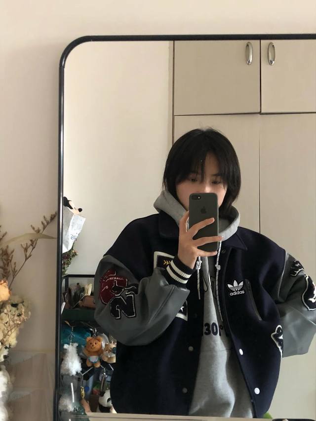 阿迪达斯Adidas美式高街学院风藏青色棒球服外套男女秋冬小众情侣夹克上衣 袖子是皮质的 领子和下摆是螺纹 衣身是毛呢的 还是比较厚实的 春秋都能穿 冬天内里穿