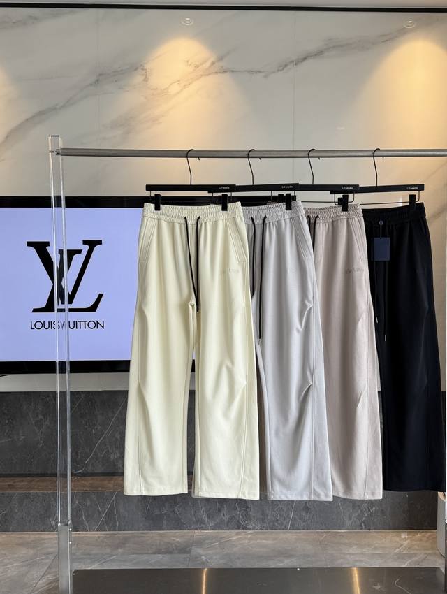 上新 纯原臻品 顶级原版复刻 Lv 路易威登2025Ss早春新款情侣休闲卫裤 原版面料高版本高品质 网红明星同款 独特的3D立体剪裁吸引了！简直是修饰腿型的神器