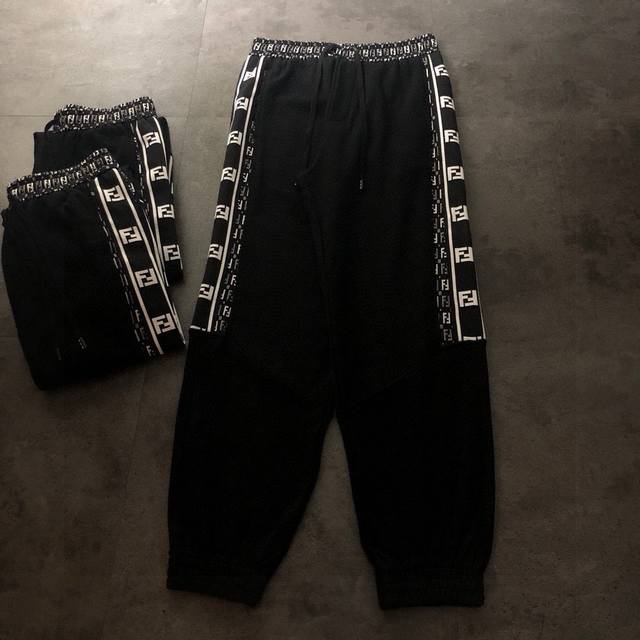 上新 纯原臻品 顶级原版复刻 Fendi 芬迪2025新款双侧拼接织带卫裤休闲裤 原版面料高版本高品质 网红明星同款 定制400克毛圈面料 定制双侧提花Ff拼接