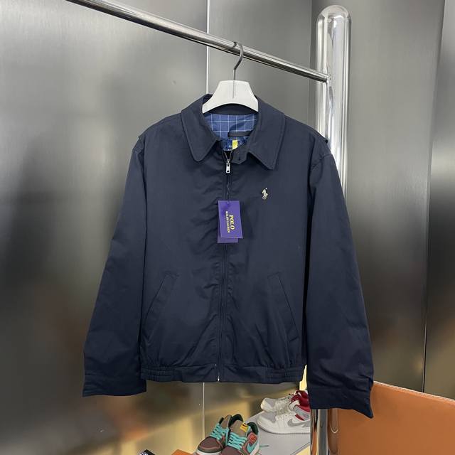 上新 纯原臻品 顶级原版复刻 男女都可驾驭 拉夫劳伦，经典款翻领夹克，简简单单，没有特别复杂的东西。 上手手感面料软硬程度刚刚好，贴肤能清楚感知面料的质感。有棉