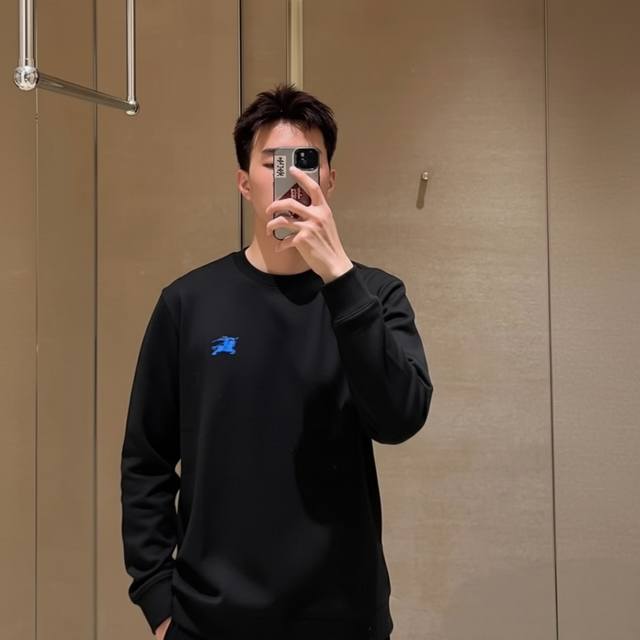 上身咨询图 Burberry巴宝莉战马刺绣Logo两色情侣款圆领卫衣