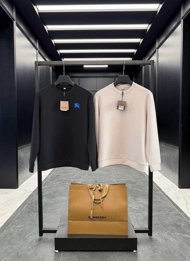 品质级 巴宝莉 2025 Burberry高奢外贸订单货重磅来袭！胸前战马刺绣Logo两色情侣款圆领卫衣！高端品质！男女同款。 受出口商品加征惩关税影响，外贸服