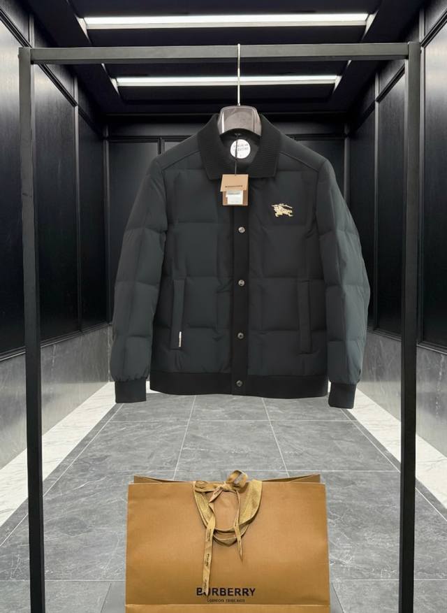 供 品质级 2025 巴宝莉 Burberry 金标战马情侣款夹克高端羽绒服 男女同款 当经典英伦风范邂逅冬日暖意，注定是品味与温度的双重享受。 隆重呈现 Bu