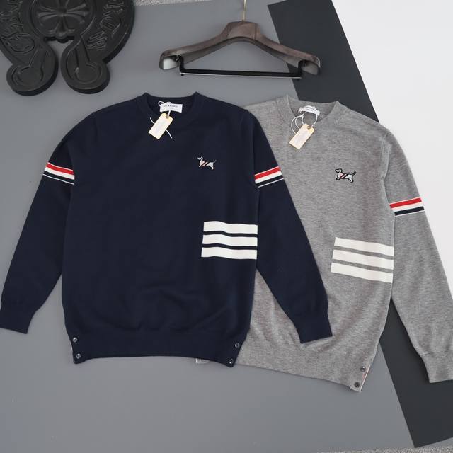 供 冬季人气爆款！Thom Brown 汤姆布朗Tb 2025新款胸前小狗刺绣情侣款毛衣 恒隆在售两万+ Tb家今年专柜原版用料！进口最先进横机纺织工艺，高密高