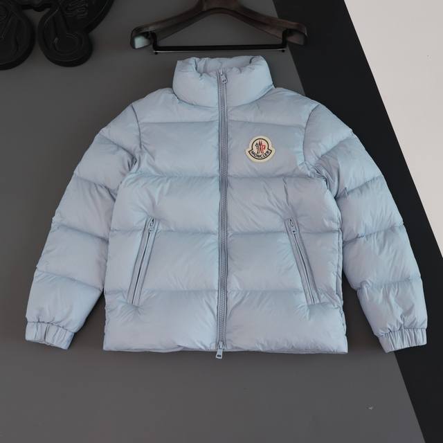 供 品质级 顶级版本 Moner 盟可睐蒙口微标贴布拉链立领羽绒服 每年冬天，Moner都是一个不容被忽视的品牌。盟可睐 Moner 以其高品质的羽绒服和户外运