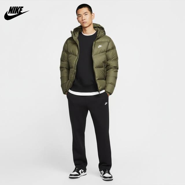 征服极寒，无惧严冬！Nike 90白鸭绒高蓬松连帽情侣款羽绒服，暖到骨子里！ 这个冬天，别再让刺骨的寒风限制你的脚步！ 隆重推出 Nike 90绒高蓬松羽绒服