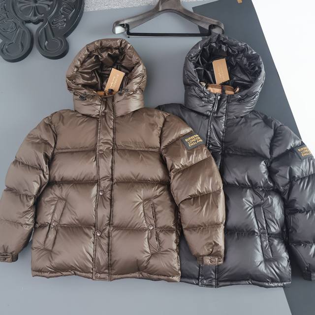 供 *品质级* Burberry｜巴宝莉 柜柜级新款Burberry格子羽绒 短款羽绒服 描述： 该款短款派克羽绒采用 Longue Saion面料制成，服装满