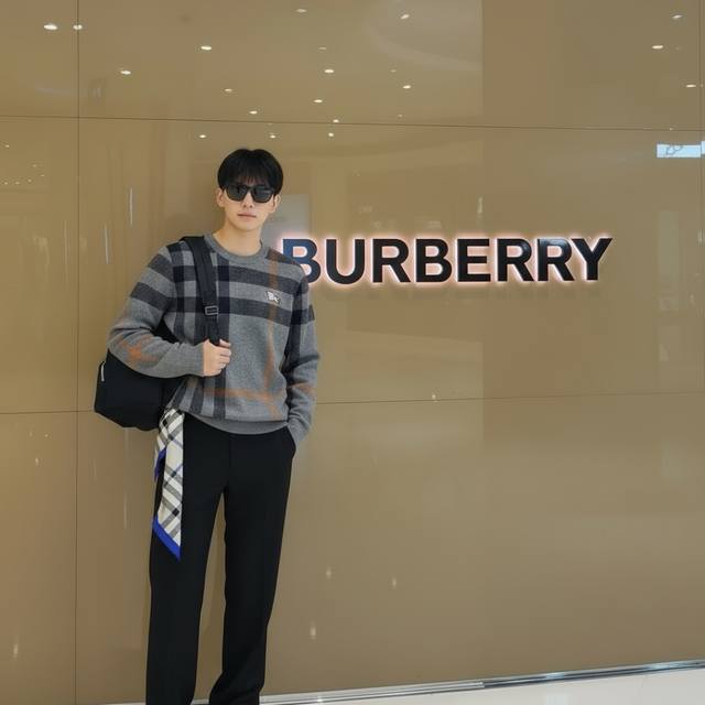 供 高品质 Burberry巴宝莉经典款条纹格子双层提花圆领针织毛衣 -经典针织条纹开衫外套毛衣 定染纱线 零色差 羊绒混织 摸起来滑滑软软非常舒服 不扎肉 采