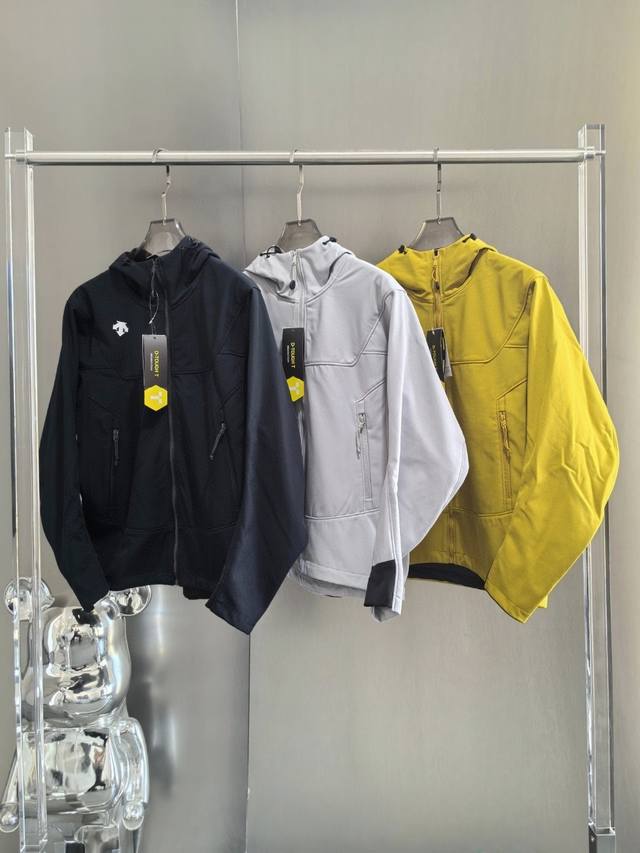 降价供 迪桑特2025秋冬新款三防户外防水冲锋衣 本款采用防水透湿复合科技面料 表层采用Dwr 防泼水处理 防泼水 耐磨 抗紫外线 上身干爽无惧风雨 内里采用黑