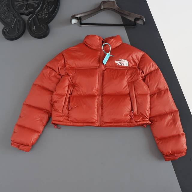 供 顶级实拍 区别通货 每件都带得物防盗扣 款号：10165 纯羽绒堪比正品 Tnf北面肯豆女款高腰三格短款纯羽绒服 纯属超级良心价 面料一比一定制 手感与专柜