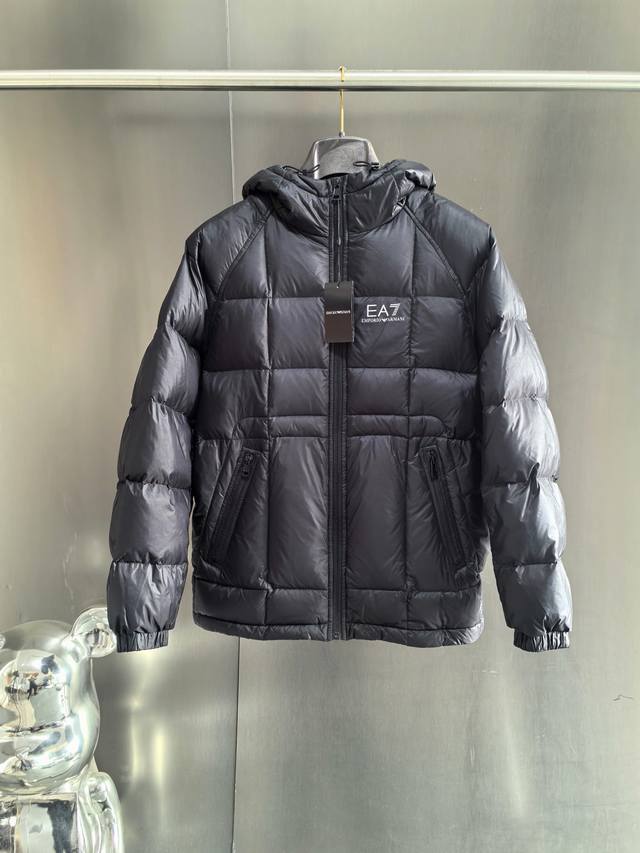 供 高奢出品 顶级品质 阿玛尼 Armani 2025新款男士高端连帽90绒羽绒服 ！公司订单货源，经典时尚款，好穿不挑人！面料采用锦纶同步专柜，内里采用顶级9