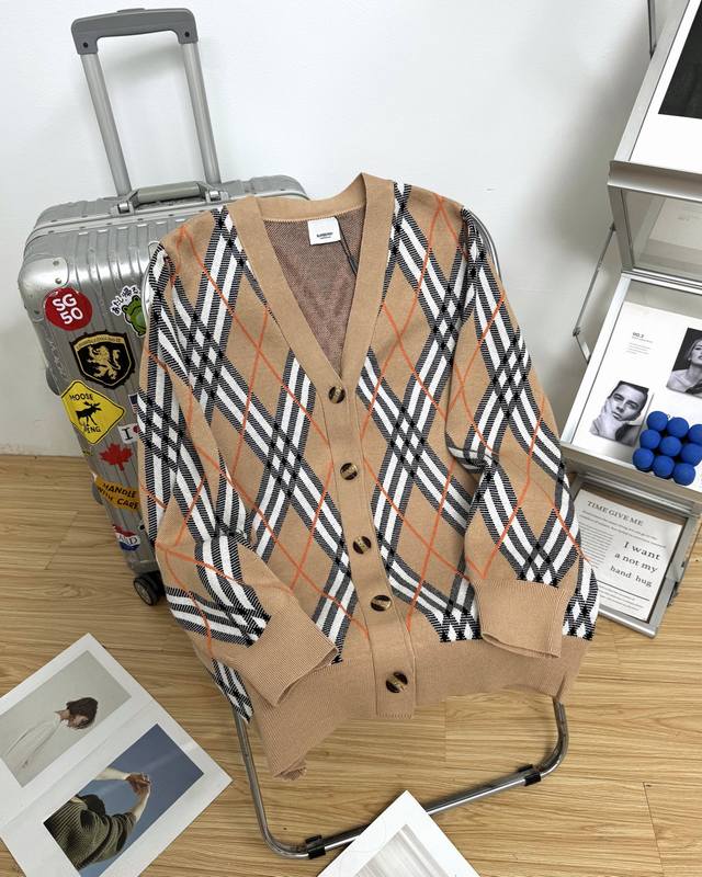 巴宝莉 Burberry经典款斜条纹格子V领开衫毛衣外套 不挑人万年经典款 直冲就好 复古又时髦Oversize 慵懒的感觉 经典的格纹元素一眼就爱上 配裙子和