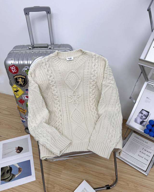 赛琳 Celine 经典款麻花圆领针织圆领套头毛衣情侣款 它巧妙地将传统与现代时尚相结合，既不会显得过于老气，又能展现出独特的品味。下装部分，无论是直筒长裤还是