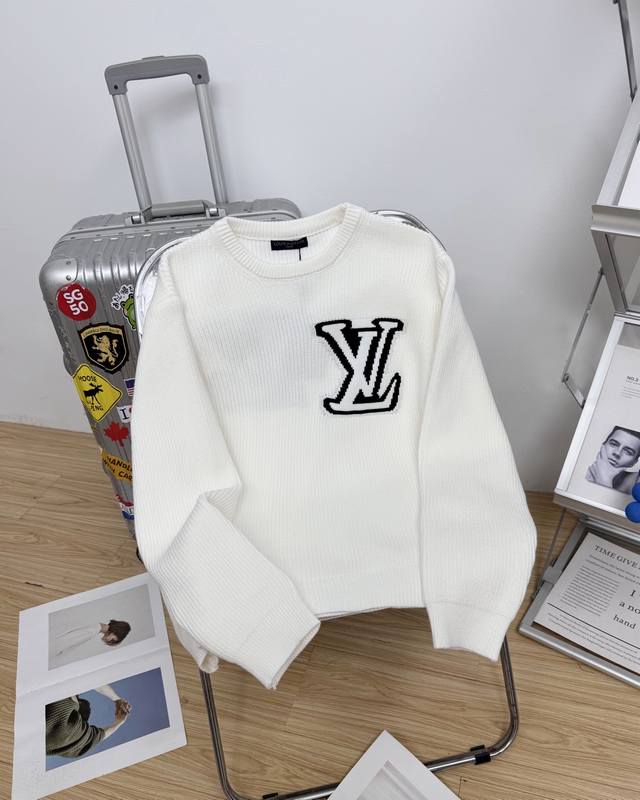 路易威登 Louis Vuitton 经典前后胸口镂空Logo套头毛衣 男女同款 情侣款 宽松版型 区别市场货不对版：全部走单线 咱家正品1:1的特种机压线 对