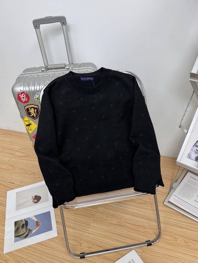 路易威登 Louis Vuitton菲董联名系列满幅小刺绣Lv圆领黑色套头毛衣 固色定染绵羊毛材质毛料，7S特种定织定染纱线挂毛组织织片，采用绵羊毛材质针织片，