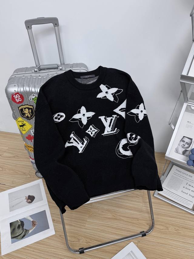 路易威登 Louis Vuitton 前后草写提花满印休闲圆领毛衣经典款 Louis Vuitton 法国路威酪轩集团-Lvmh旗下品牌，著名奢侈品箱包和皮具品
