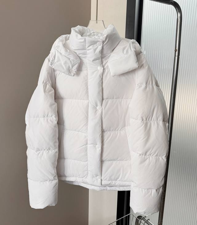 价格p：￥ 品名：Lululemo* Wunder puff 泡芙系列五格收腰连帽羽绒服 尺码：4 6 8 10 颜色：纯白色 爆火泡芙云朵羽绒服，一款火遍全网