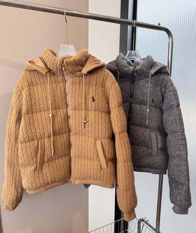 价格p：￥ 品名：Ralph Laur*N 拉夫战马刺绣老钱绞花针织肌理羽绒棉服 尺码：M.L 颜色：灰色 卡其棕 全线爆单！超级绝美气质灰色，优雅知性 绞花拉