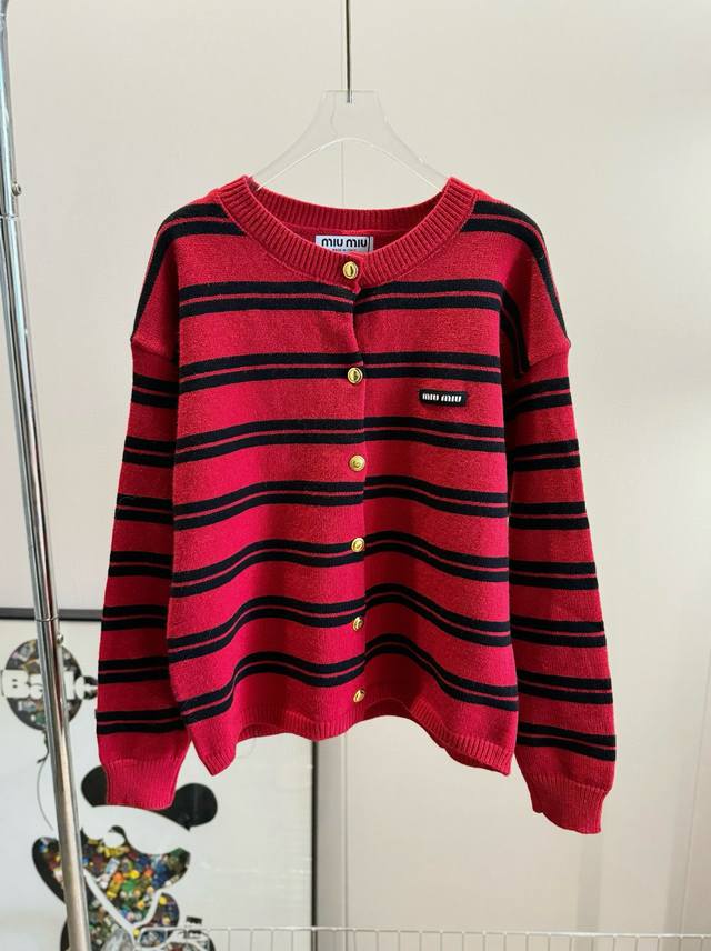 价格p：￥ 品名：Mium*U金扣字母贴布红黑条纹针织开衫 尺码：M.L 颜色：红黑 红黑条纹色调组成 ，艺术与美感实力结合可搭性高，温柔风度兼具，让你拥有一个