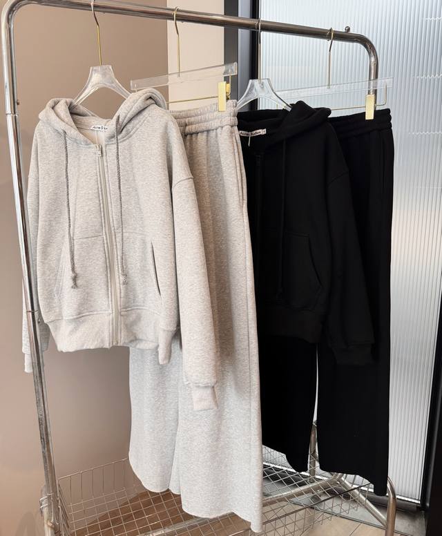价格p：￥ 品名：Acne加绒遛弯拉链连帽卫衣卫裤套装 尺码：S.M.L 颜色：浅灰色 黑色 一体绒超级温暖，北方的姐妹可以直接入。颜色也好好看，定染的高级灰。