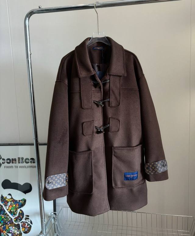 价格p：￥ 品名：1V 新款学院风复古牛角扣皮牌连帽毛呢大衣 尺码：M.L 颜色：深咖色 林娜琏同款，专柜一件难求！毫不犹豫想要的牛角扣大衣又多一件啦，毕竟没有