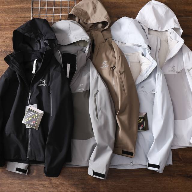 始祖鸟Arcteryx新款男女三合一可拆卸连帽冲锋衣夹克外套！经典时尚款，客供科技防风防水面料，内里可拆卸双面摇粒绒内胆，耐磨耐穿，舒适保暖！3D立体裁剪版型，