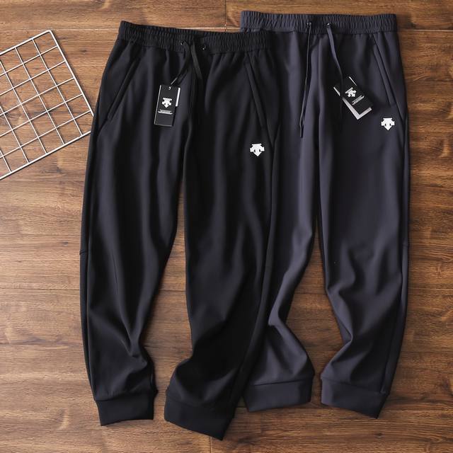 Descente迪桑特高端严选~梭织锦纶面料 高垂感秋冬新品加绒摇粒绒男士运动休闲长裤 束脚裤跑步裤舒适耐磨透气户外长裤！ 上海贸易公司货 一线品质！ 这款休闲