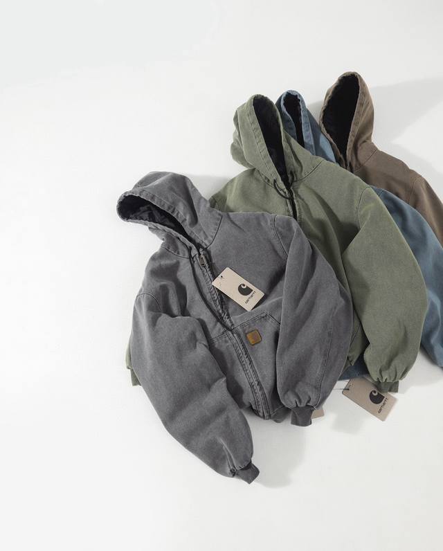 Carhartt中古款J130水洗连帽夹克 今年最火单品 定织高密帆布面料 480G 16盎司 单件接近3斤重 为了达到古着款年久做旧的效果 需要成衣染色 再反