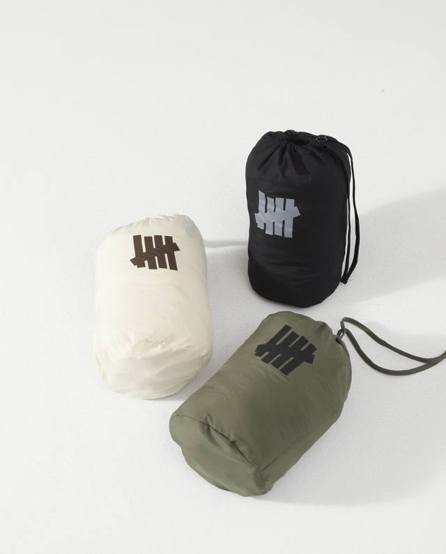 Undefeated五道杠轻薄羽绒服 定织定染尼龙面料 内里填充80绒 轻薄保暖 高密丝网印花不脱落变色 口袋里可收纳袋 方便快捷携带 细节辅料原版一致 黑色