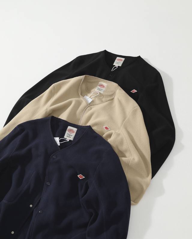 Danton Jacket 日本定番 舒适薄抓绒 无领夹克 240G抓绒面料 软糯舒适即可外穿也可内搭 四针六线拼接 胸口经典品牌贴布Logo 另一侧胸口口袋反