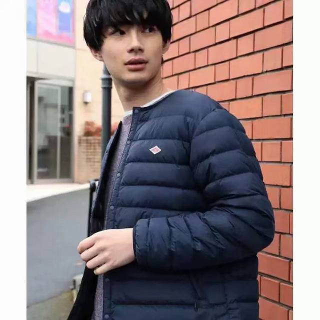 Danton 经典款羽绒服 90绒鸭绒。纽扣定制带字母，绳扣印字。 男女款，S.M适合女生。修身版型。 胸围 衣长 肩宽 S 100 59 39 体重85-10