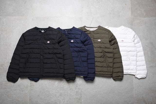 Danton 经典款羽绒长袖内胆 90绒鸭绒。纽扣定制带字母，绳扣印字。 男女款，S.M适合女生。修身版型。 胸围 衣长 肩宽 S 100 59 39 体重85