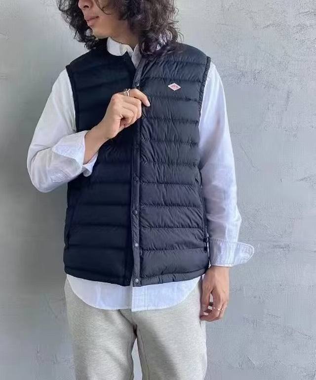 Danton 经典款羽绒马甲 90绒鸭绒。纽扣定制带字母，绳扣印字。 男女款，S.M适合女生。修身版型。 胸围 衣长 肩宽 S 100 59 39 体重85-1