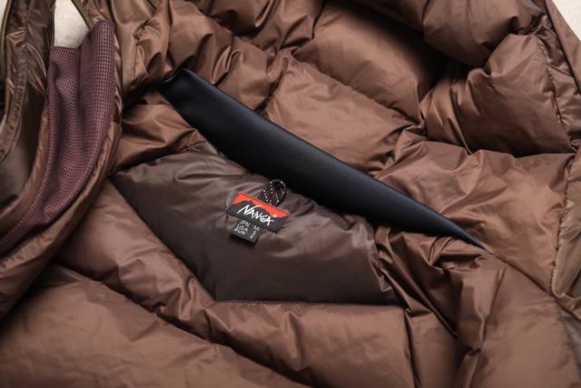 Nanga巅峰羽绒服 10D超薄防水防风格子尼龙面料，填充90鸭绒，充绒量为220-260克，蓬松保暖，面料微透，仔细能看到里面胆布，防风袖口，袖口最前端一节是