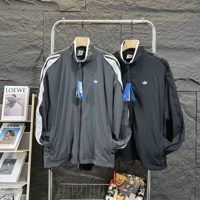 Adidas Originals Adilenium Season 3 Zip 宽松舒适长袖外套 男女同款 三叶草系列果然让人不失望 这套感觉又是巴味十足 黑色