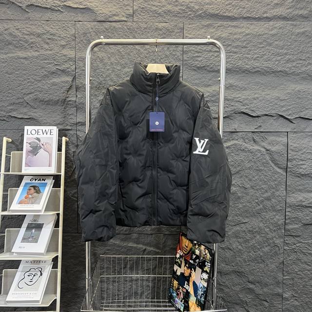 Louis Vuitton Lv路易威登23新款压印羽绒服 采用80白鸭绒，充绒量400克，蓬松度满满。 定制满印Logo里布，定制Lv拉链 辅料三标齐全。 整