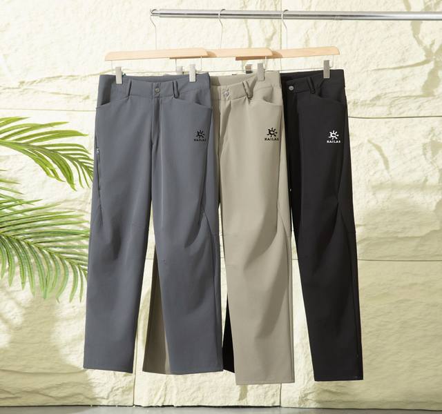 太阳新款三色长裤 秋款收款 高品质 这款裤子弹力直筒防水冲锋裤 徒步远足系列 在进行技术性徒步和远足时， 230或者在运动流汗较多时， 持久保护性设计，适合多种