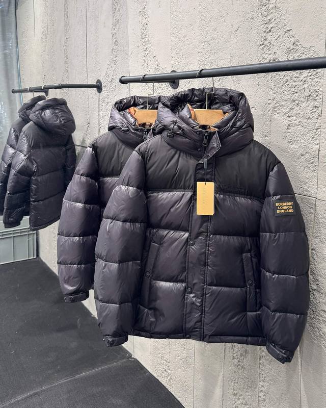 白鹅绒 顶级版本 Burberry｜巴宝莉 柜级新款Burberry格子羽绒 短款羽绒服 描述： 该款短款派克羽绒采用 Longue Saion面料制成，服装满