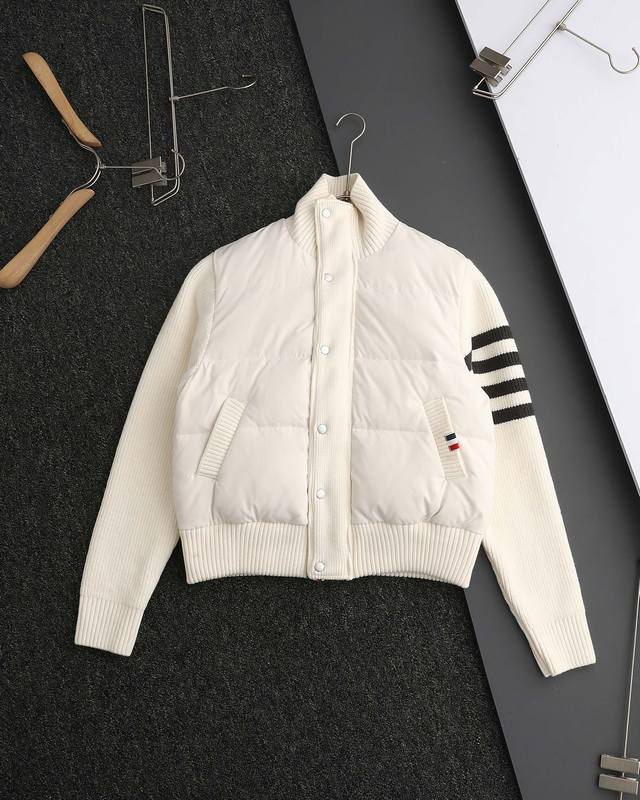 白鸭绒 真90 Thom Brown四条杠针织毛衣拼接白鸭绒羽绒服外套 Tb冬款首发新款拼接90白鸭绒羽绒服外套 四层防钻绒跑绒面料！充绒达到200克90白鸭绒