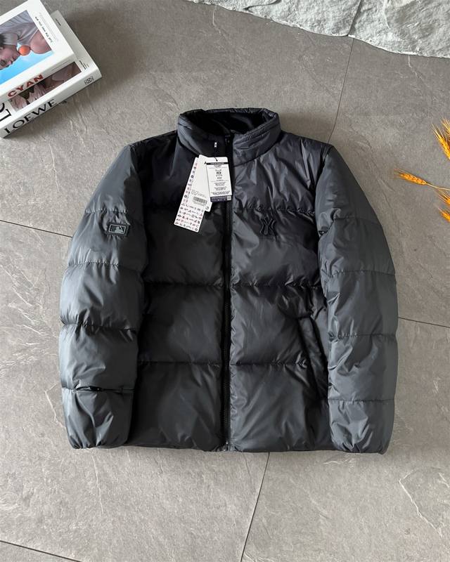 Mlb 刺绣小Logo图案宽松拉链长袖几何图案灰黑拼色立领羽绒服 男女同款 品牌文化：Mlb是韩国F&F旗下街头生活运动品牌 拥有26年经典传统，是街头文化和国