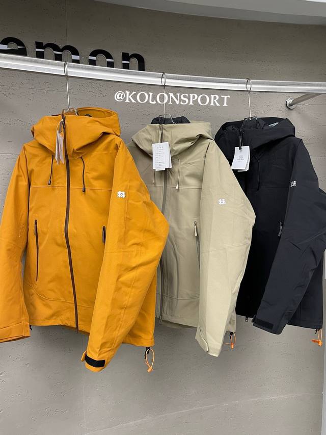 供 Kolonsport可隆硬壳压胶极简小标户外三合一羽绒服冲锋衣 -面料：采用原版一比一定织定染Gore-Tex硬壳三合一面料。防雨，防风，防撕裂，保暖透气。