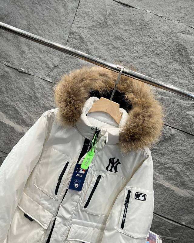 奢华真毛领！ 区别市场任何版本 24冬季新品！Mlb官方男女 张凌赫同款 鹅绒毛领 工装风 加厚羽绒服Djb13 旗舰店在售～3999！ 明星同款，机能风潮，时