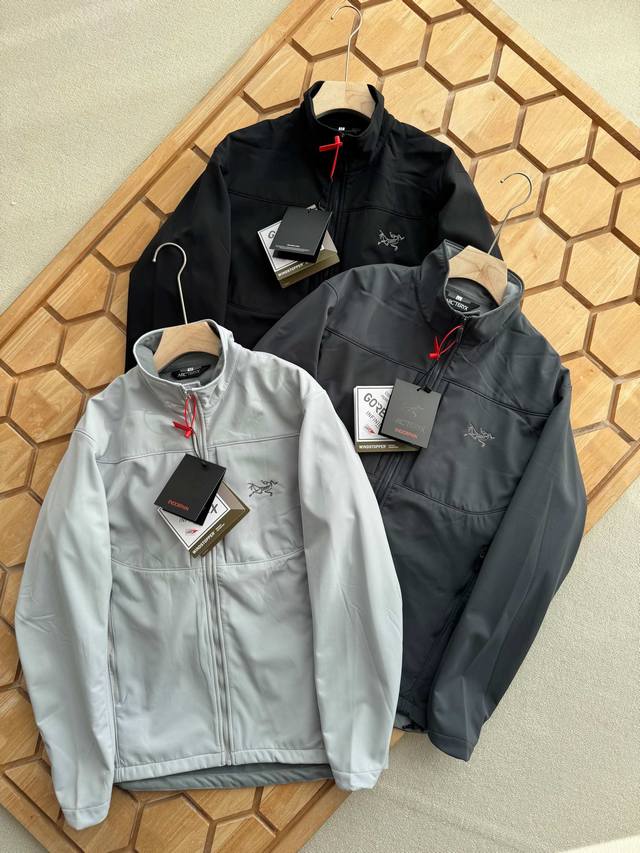 Arc’Teryx 始祖鸟25年秋冬新款户外立领 刺绣款软壳冲锋衣 产品特性： 防风雨，防静电，抗撕耐磨！ 做到了即轻量，又具备很好的三防效果， 轻松应对各种户