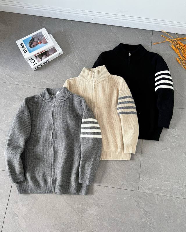 正确版本 Tb汤姆布朗秋冬23Ss新款经典四道杠双拉链纯色宽松立领针织衫毛衣夹克 双拉链的一个设计 经过丝光处理的 不会像市场通货一样都是毛毛 百搭不挑人 让你