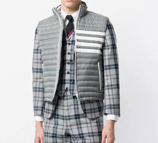 上新供 一年四季有货主推款！！！ Tb经典四条杠羽绒马甲上新最完美的情侣款这件马甲出镜率真的很高好几次的机场街拍都少不了它的陪伴又美又暖，不穿它穿谁！选用400