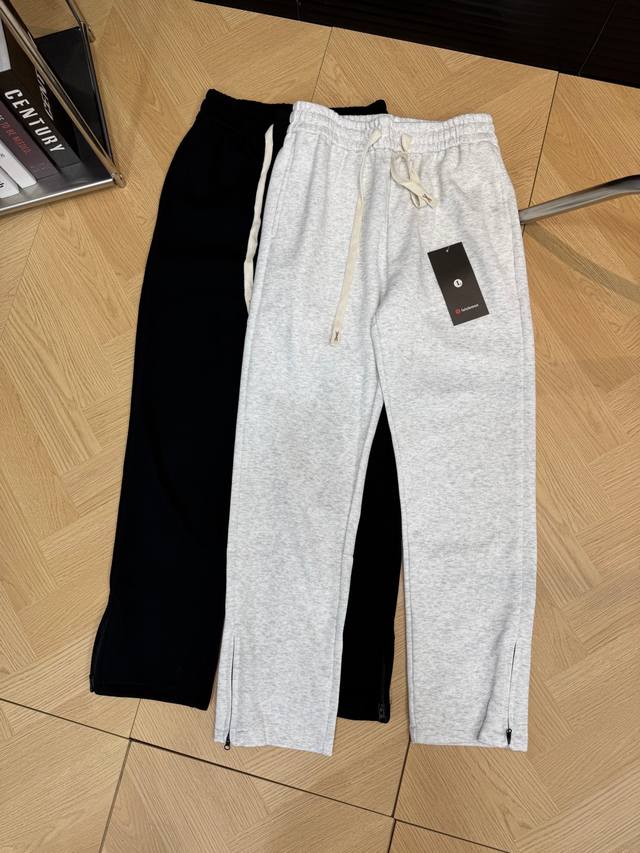 供 颜色：黑色，米色 尺码：L到4Xl 露露Steadystate24新款拉链裤脚宽松直筒棉质卫裤 线上600+ 全身4口袋，两侧插袋，2枚后口袋 廓形剪裁，上