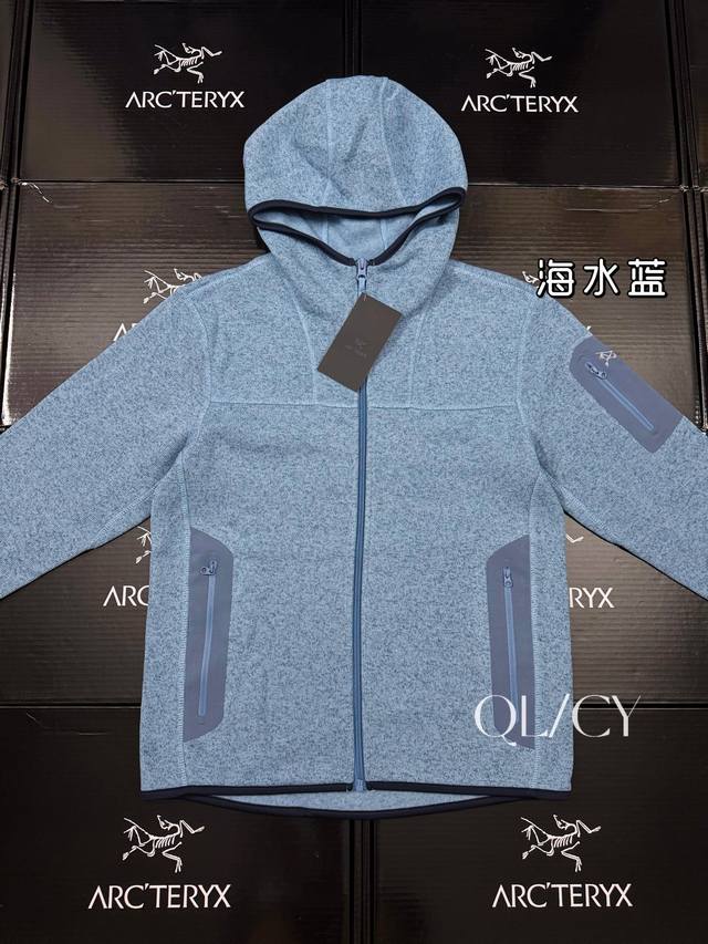 刺绣款 始祖鸟Covert八色抓绒连帽外套 -面料：采用原版羊毛混纺面料，上身触感柔软细腻，不易起球。 -辅料：原版拆解开发，一比一定制的小标，领标，水洗，吊牌